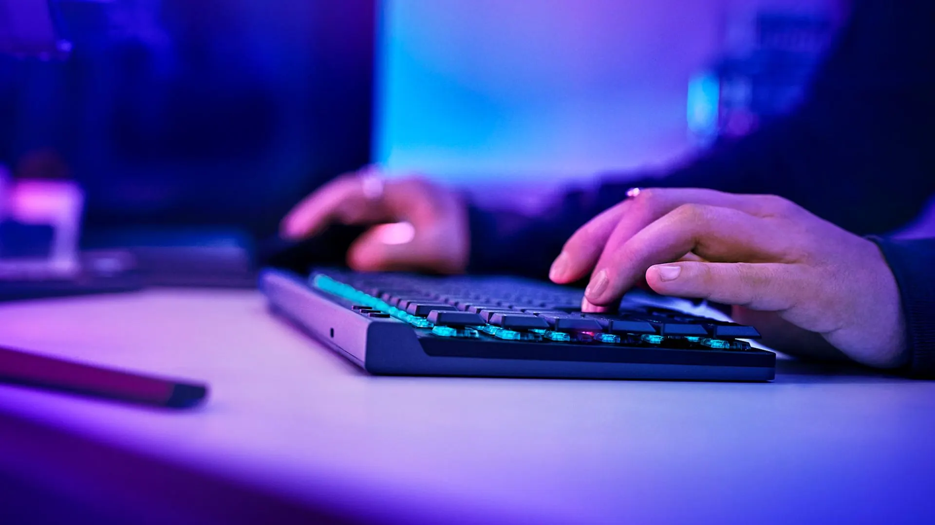 Manos sobre el Logitech G515 TKL de perfil bajo