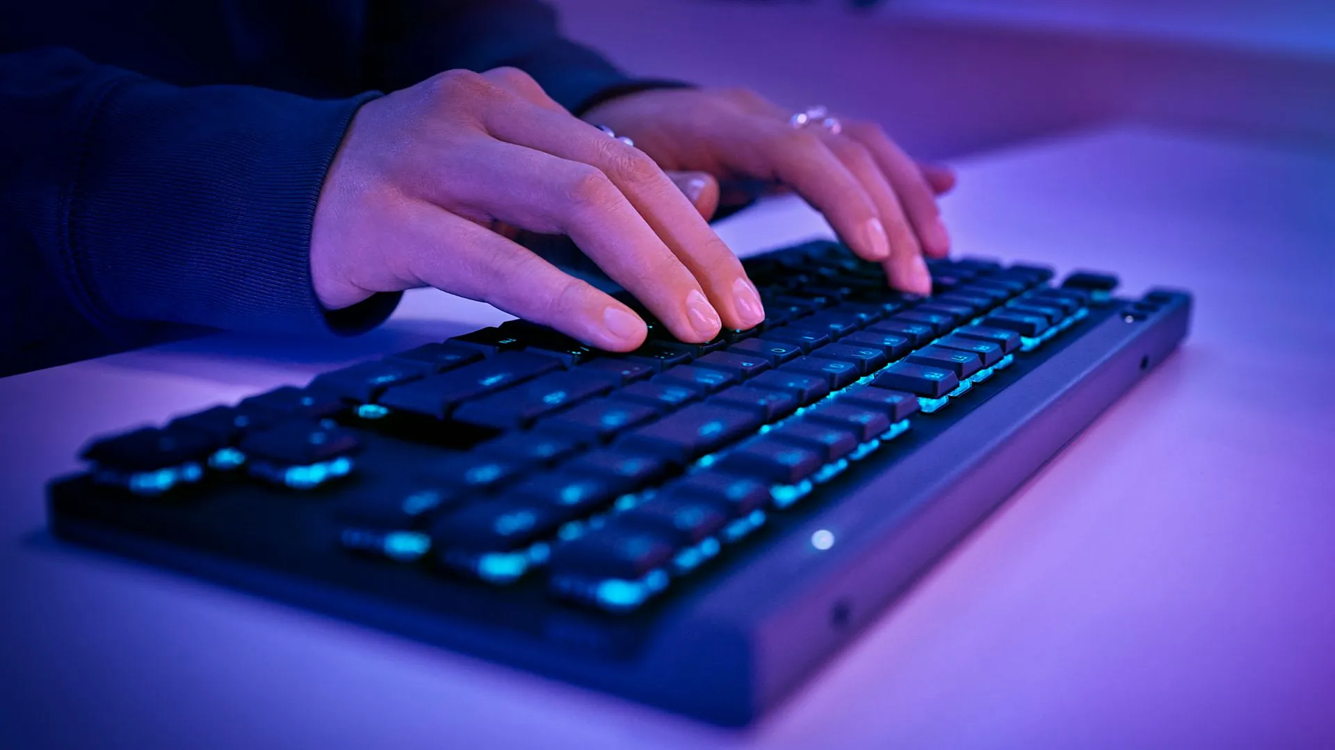 Manos escribiendo en el Logitech G515 TKL