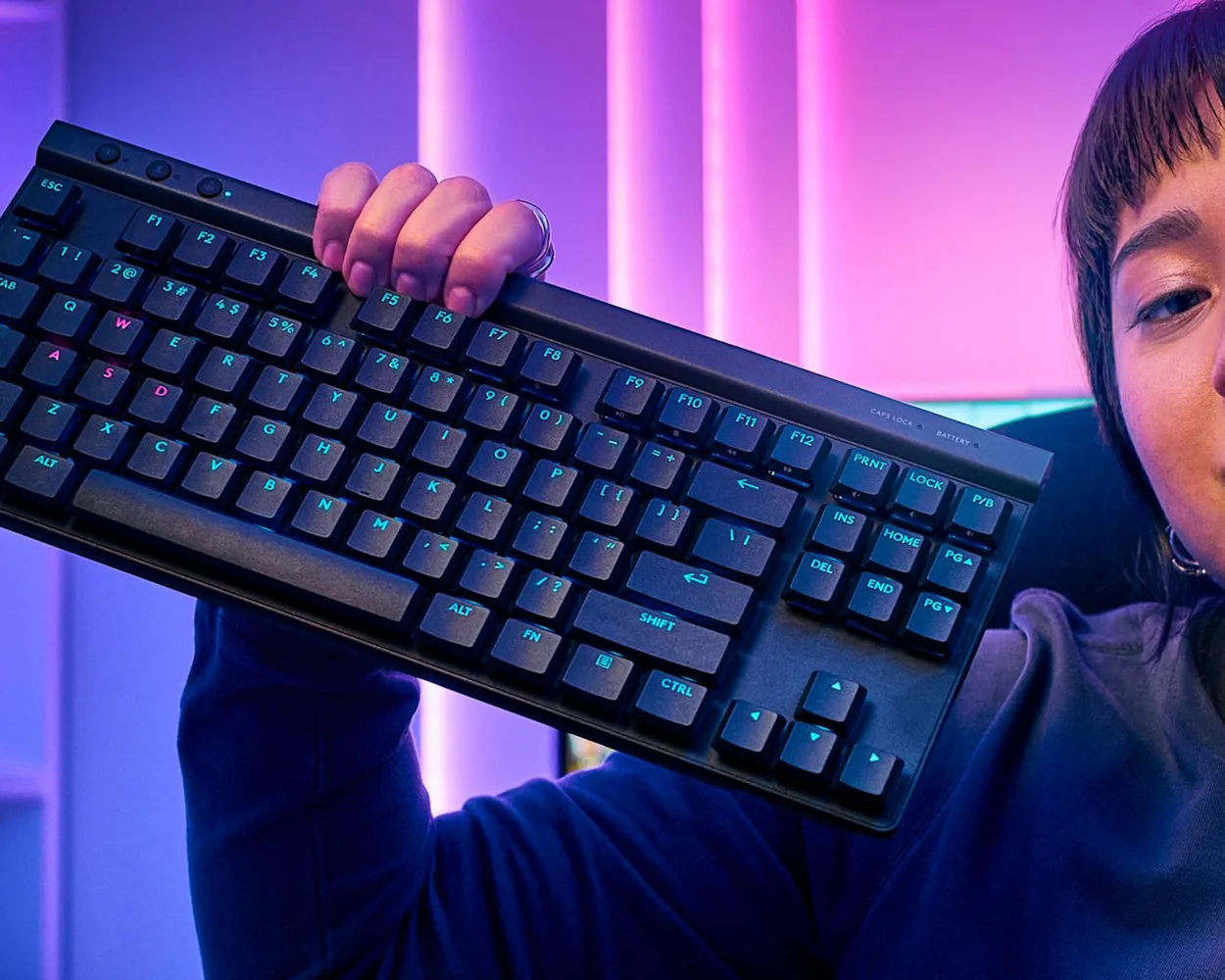 Persona sosteniendo el Logitech G515 TKL