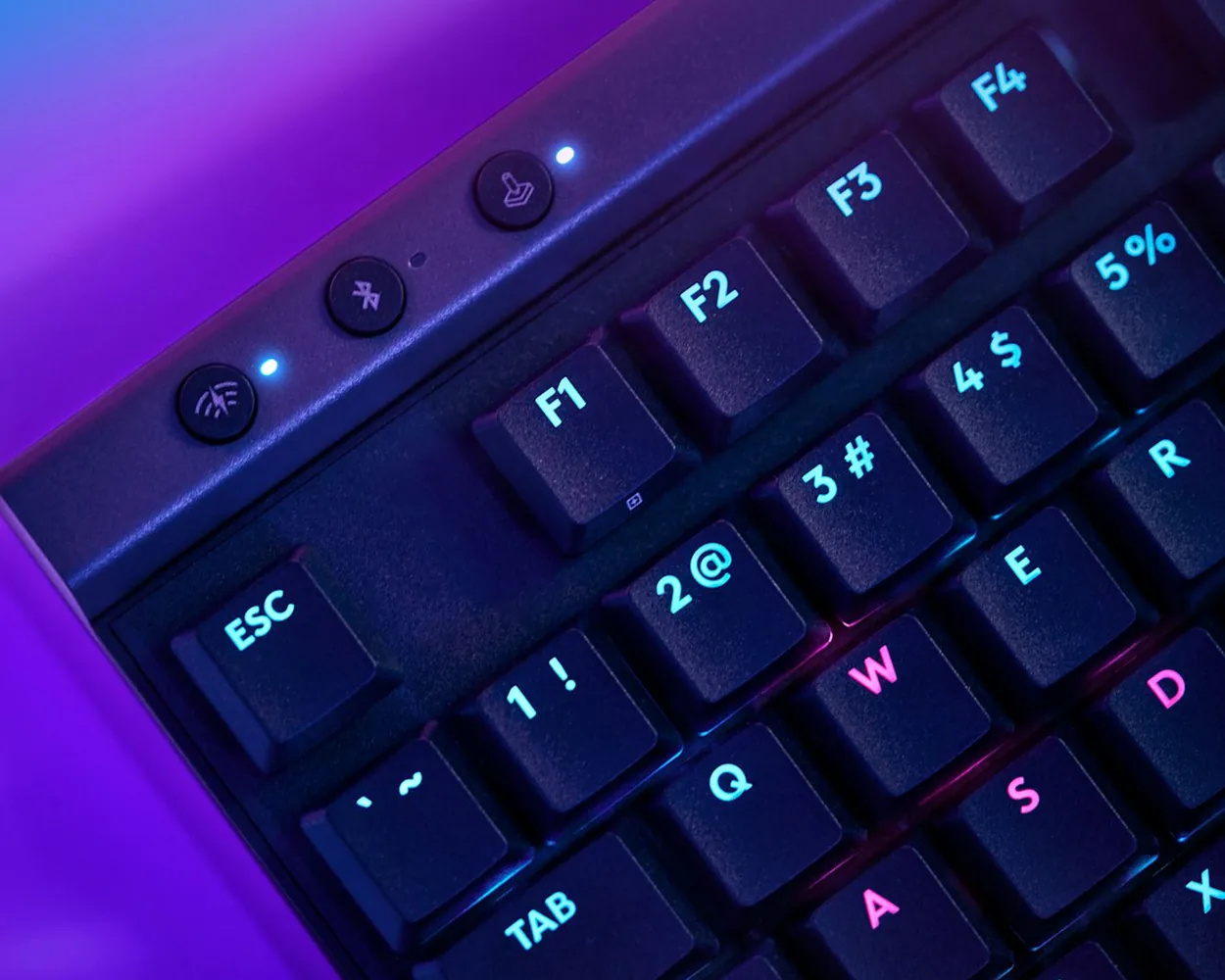 Teclas de LIGHTSPEED y Bluetooth del Logitech G515 TKL