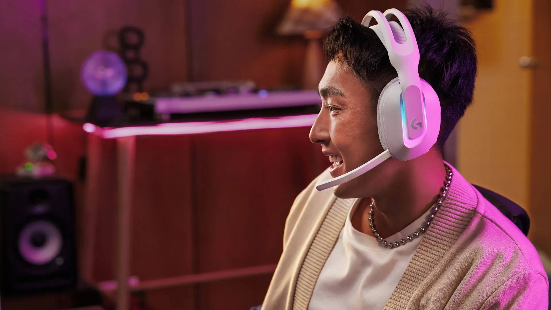 Jugador con los auriculares Logitech G522 blancos
