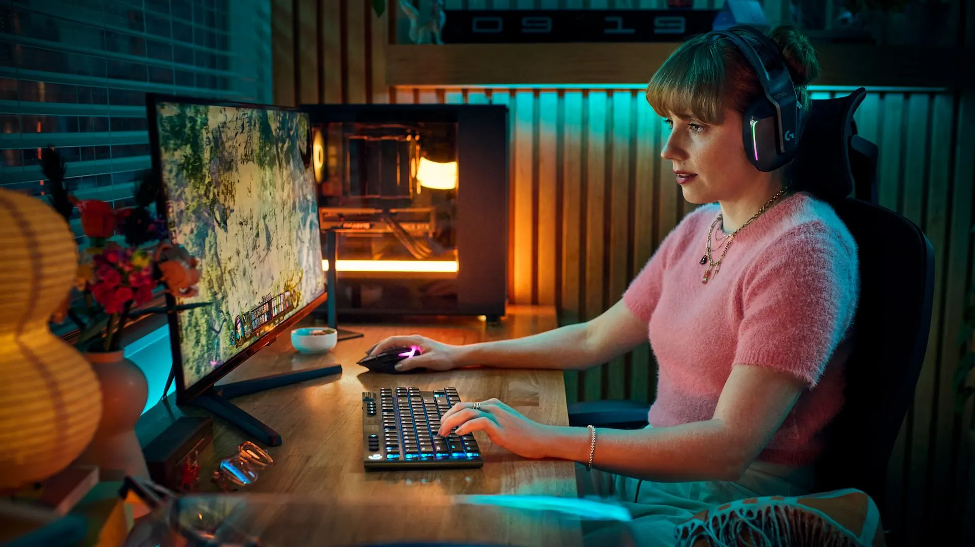 Jugadora usando el teclado Logitech G915 X TKL