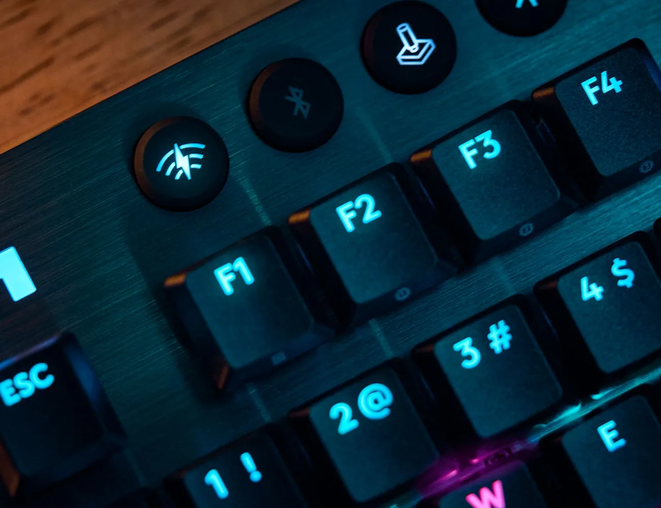 Teclas de LIGHTSPEED y Bluetooth del Logitech G915 X TKL