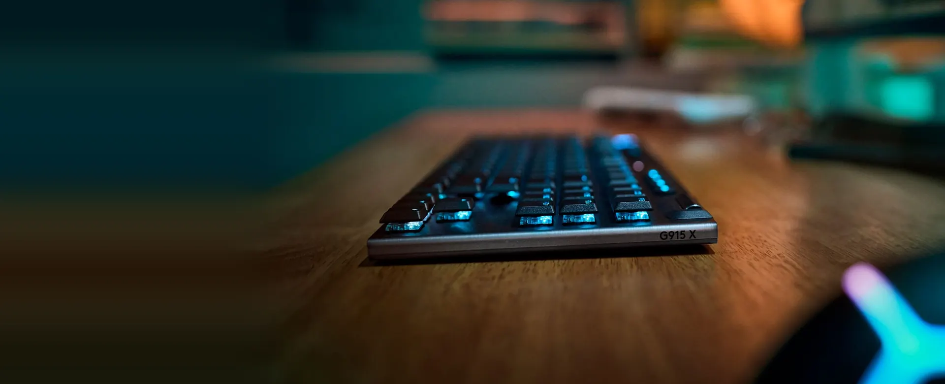 Teclado Logitech G915 X TKL sobre el escritorio
