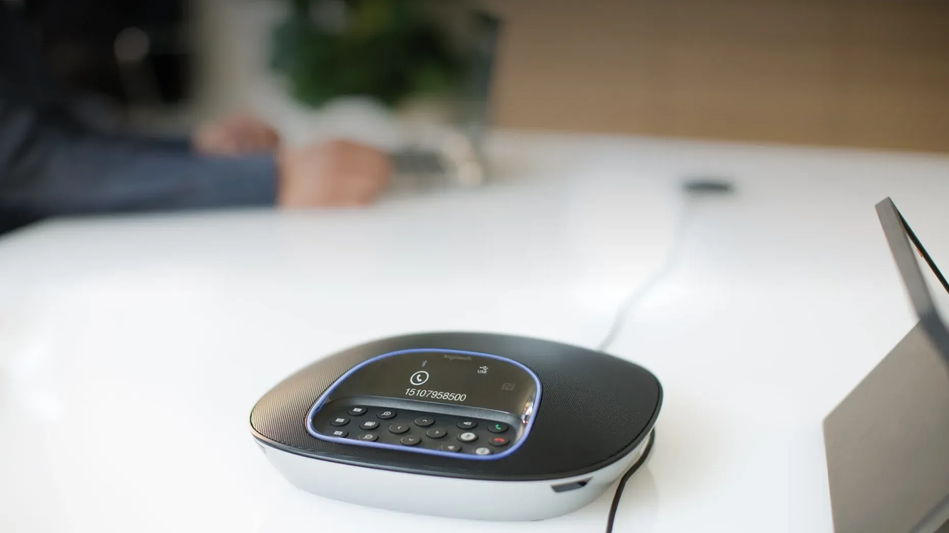 Manos libres del Logitech GROUP sobre la mesa de reuniones