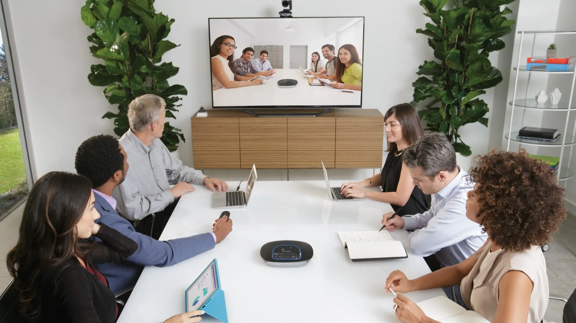 Sala de reuniones con el Logitech GROUP