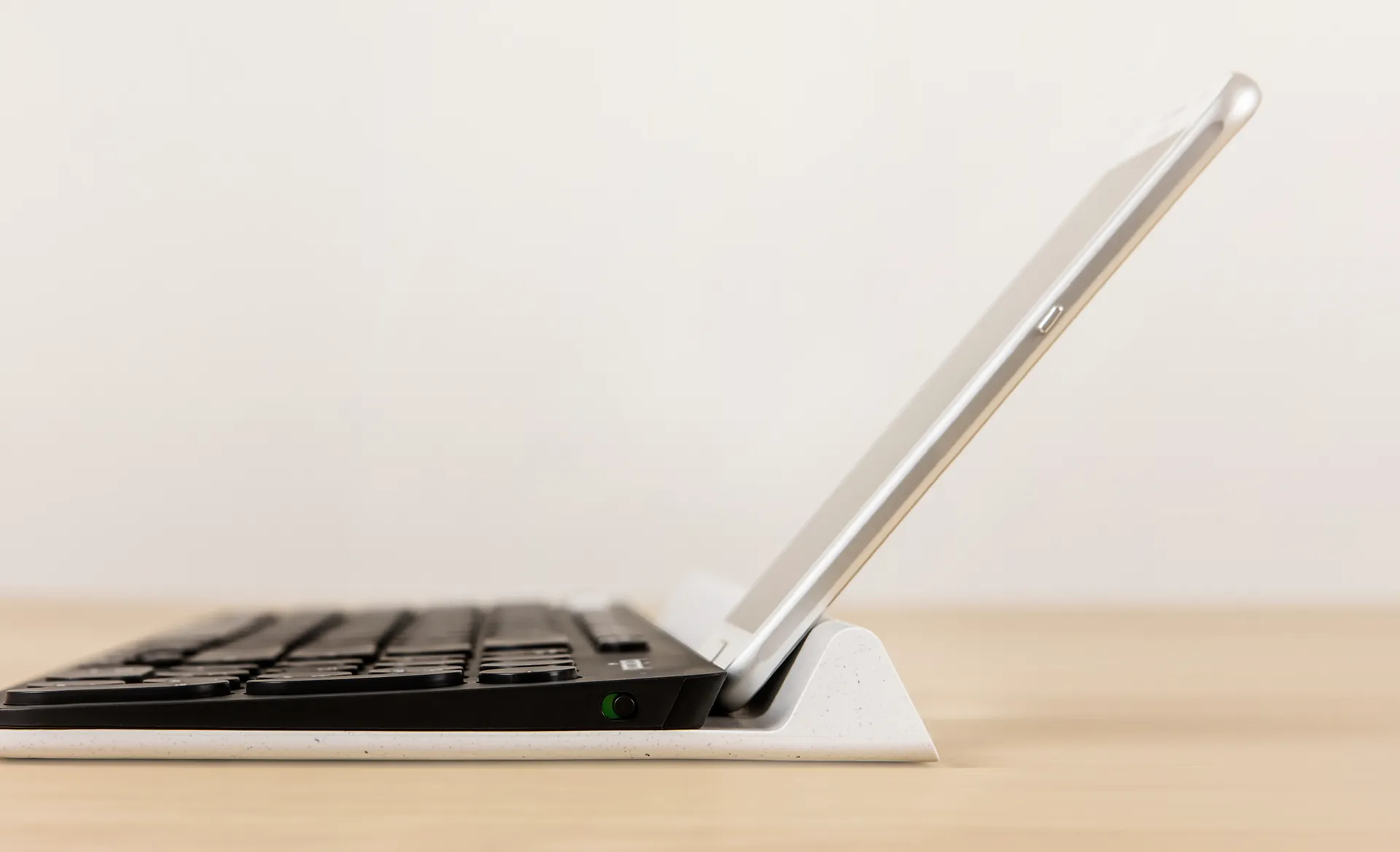K780 de perfil con una tablet apoyada en el soporte