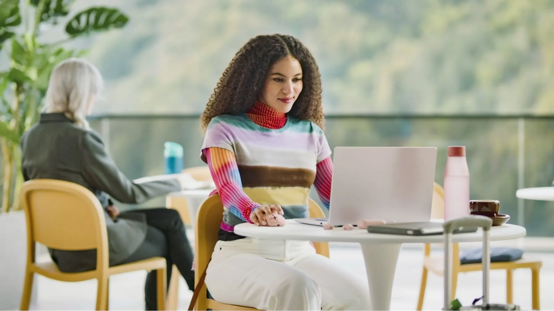 Mujer trabajando con notebook en una terraza