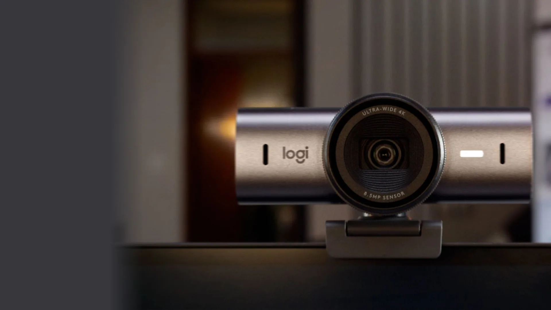 Logitech MX Brio grafito sobre un monitor