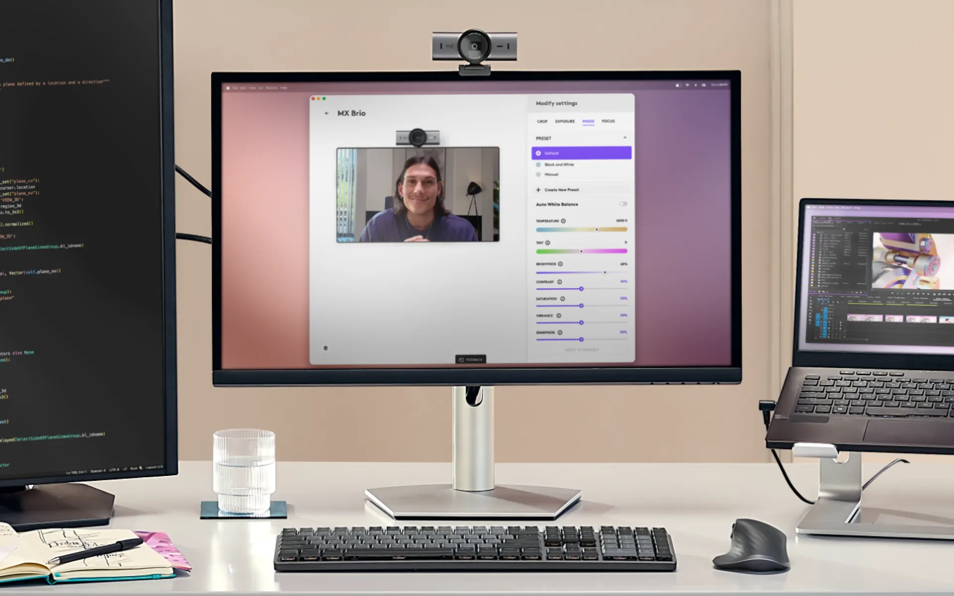 Logitech MX Brio sobre un monitor con los ajustes de video en pantalla
