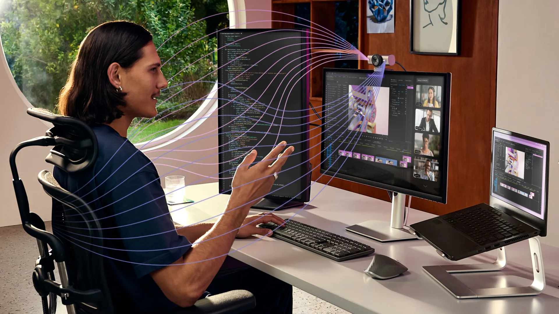 Persona en una videollamada con la Logitech MX Brio