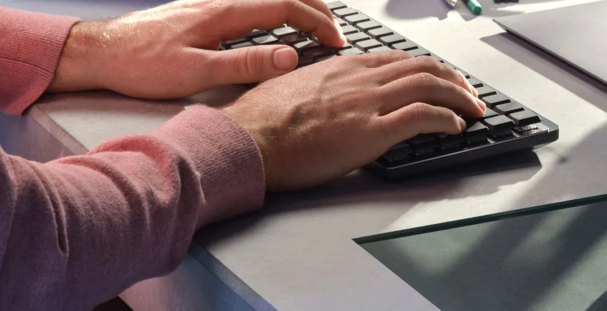 Manos escribiendo en el MX Mechanical Mini