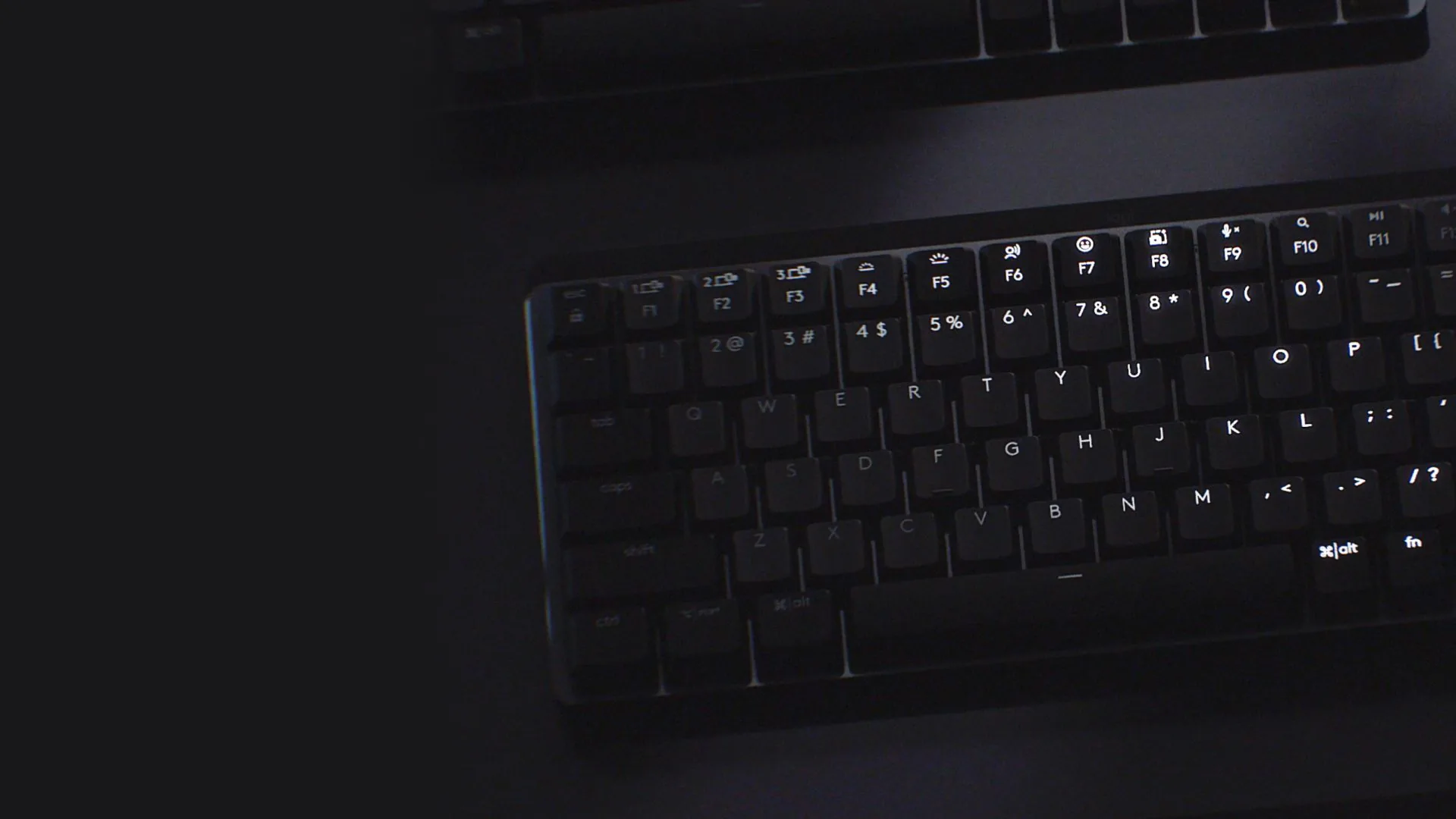 MX Mechanical Mini con las teclas iluminadas en la oscuridad
