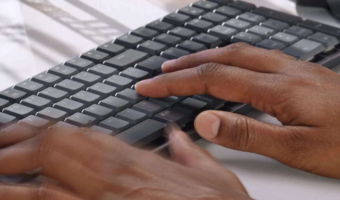 Manos escribiendo en el teclado MX Mechanical