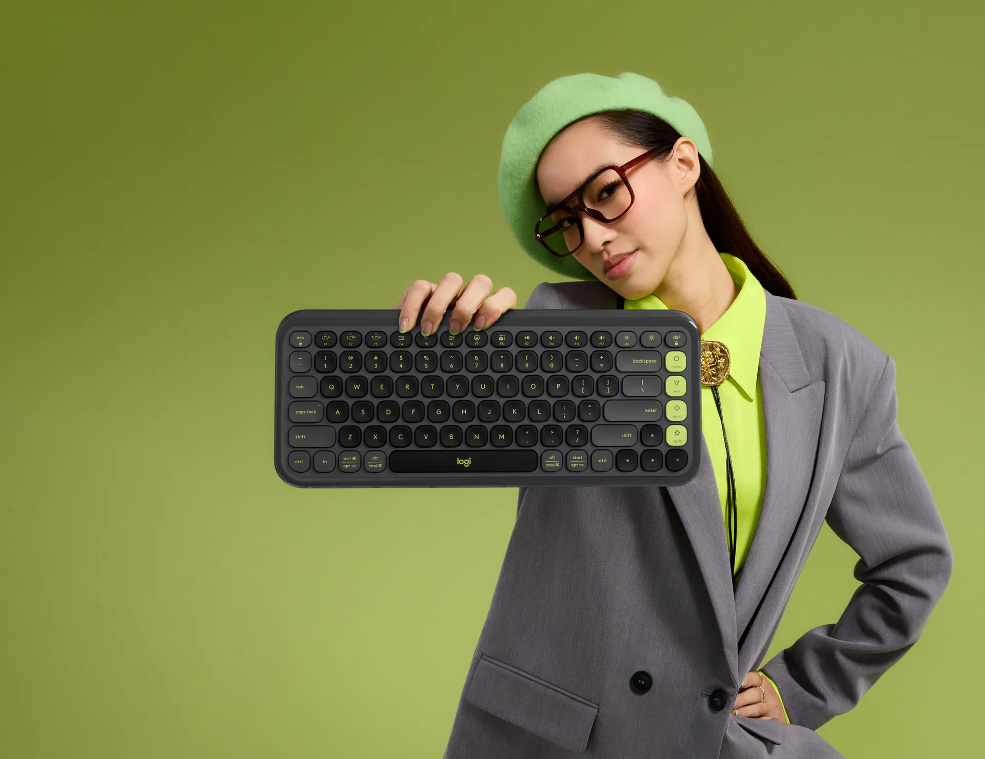 Persona mostrando el teclado POP Icon