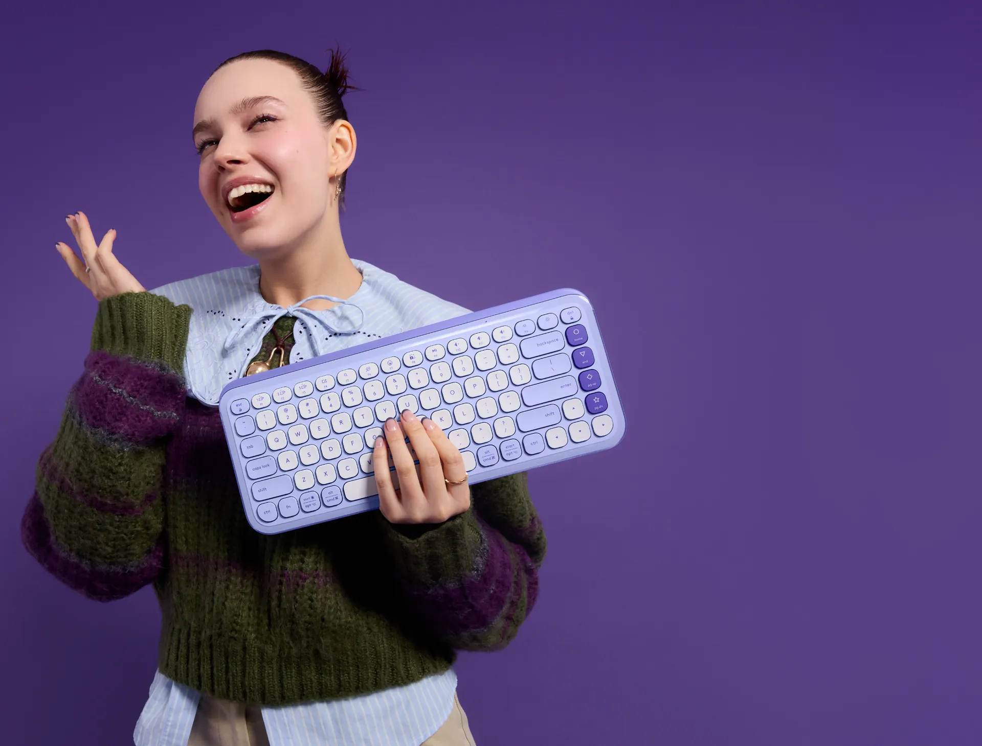 Persona mostrando el teclado POP Icon