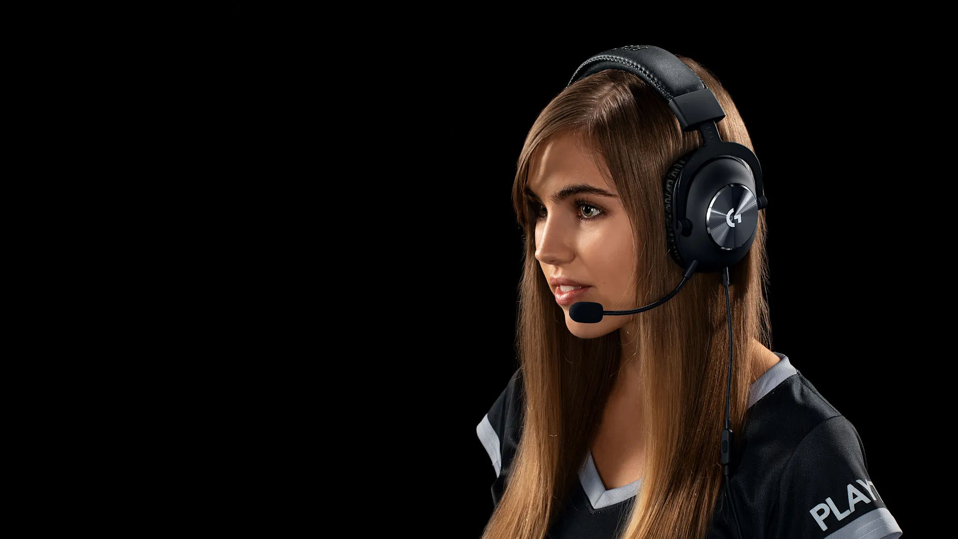 Jugadora usando los auriculares Logitech G PRO X con micrófono