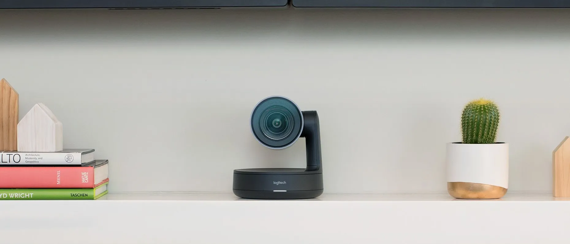 Logitech Rally Camera sobre un mueble de la sala