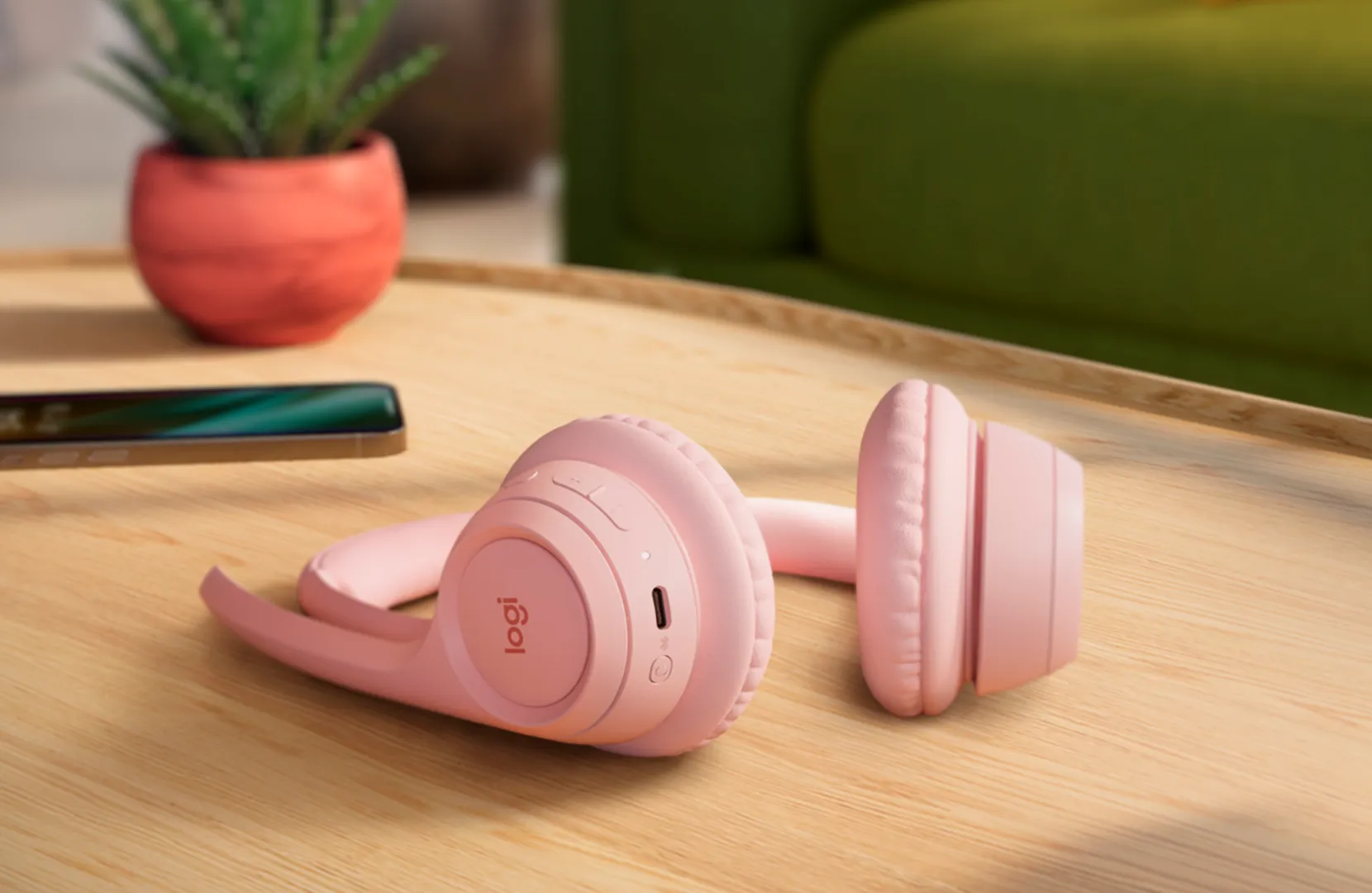 Auriculares Zone 300 rosa sobre una mesa
