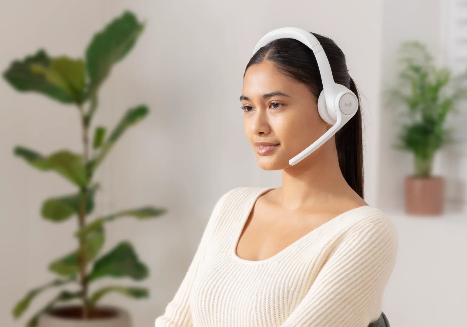 Mujer usando los auriculares Zone 300