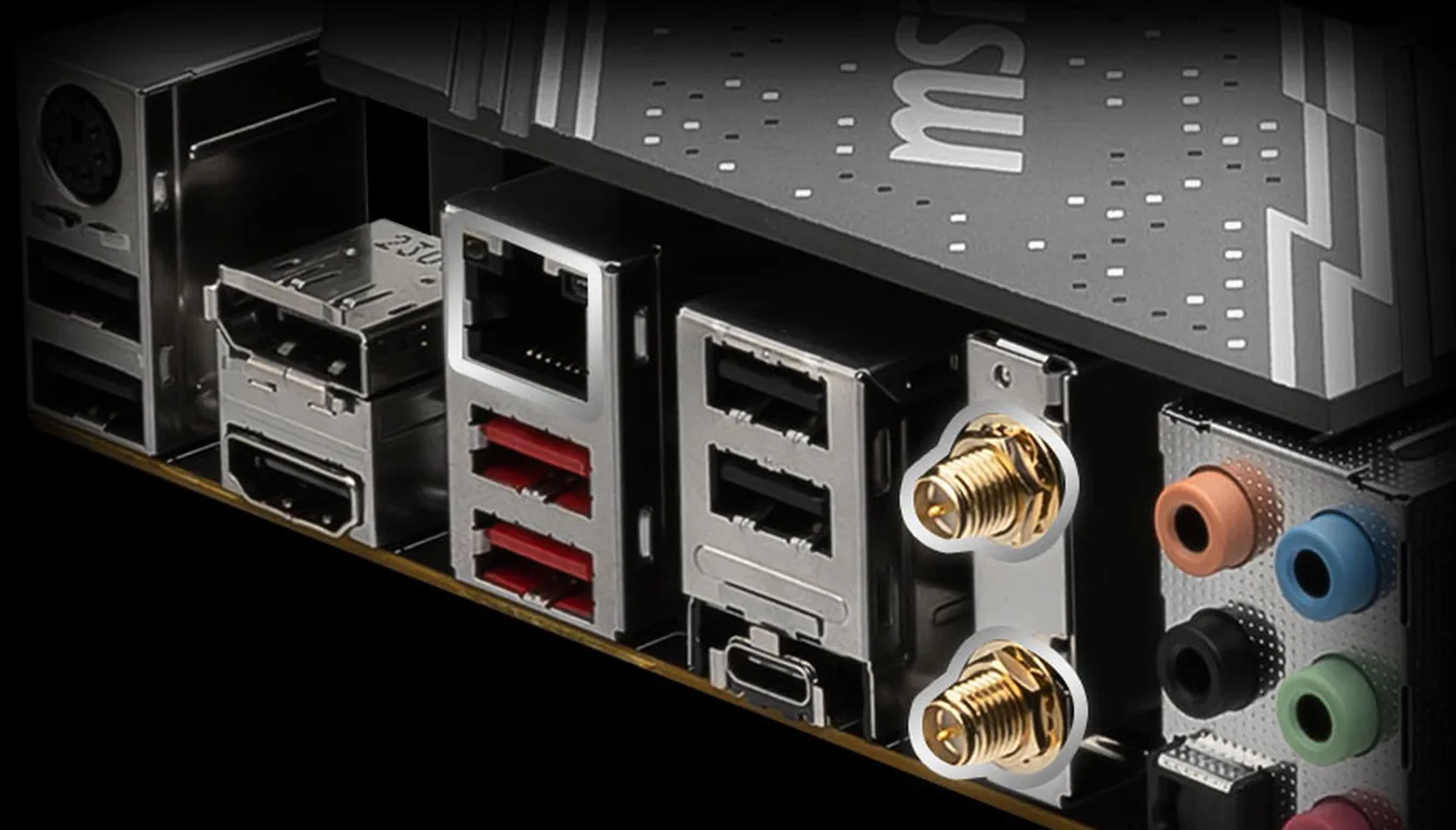 Panel trasero de la MSI B760 GAMING PLUS WIFI con LAN 2,5G, antenas Wi-Fi y audio