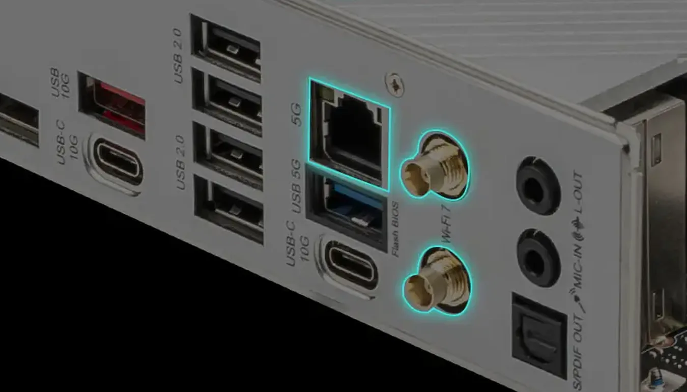 Panel trasero de la MSI B850 GAMING PLUS WIFI con LAN 5G, USB-C y antenas Wi-Fi 7