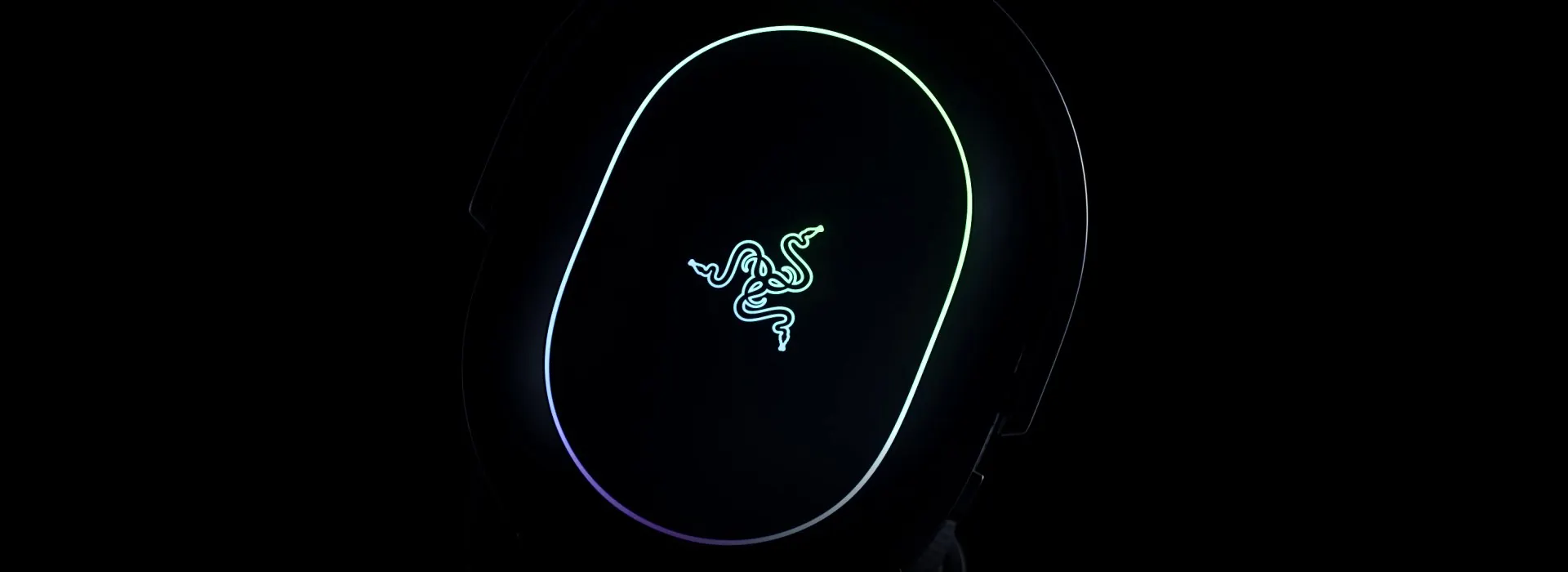 Auricular Razer Barracuda X Chroma con el logo iluminado sobre fondo oscuro