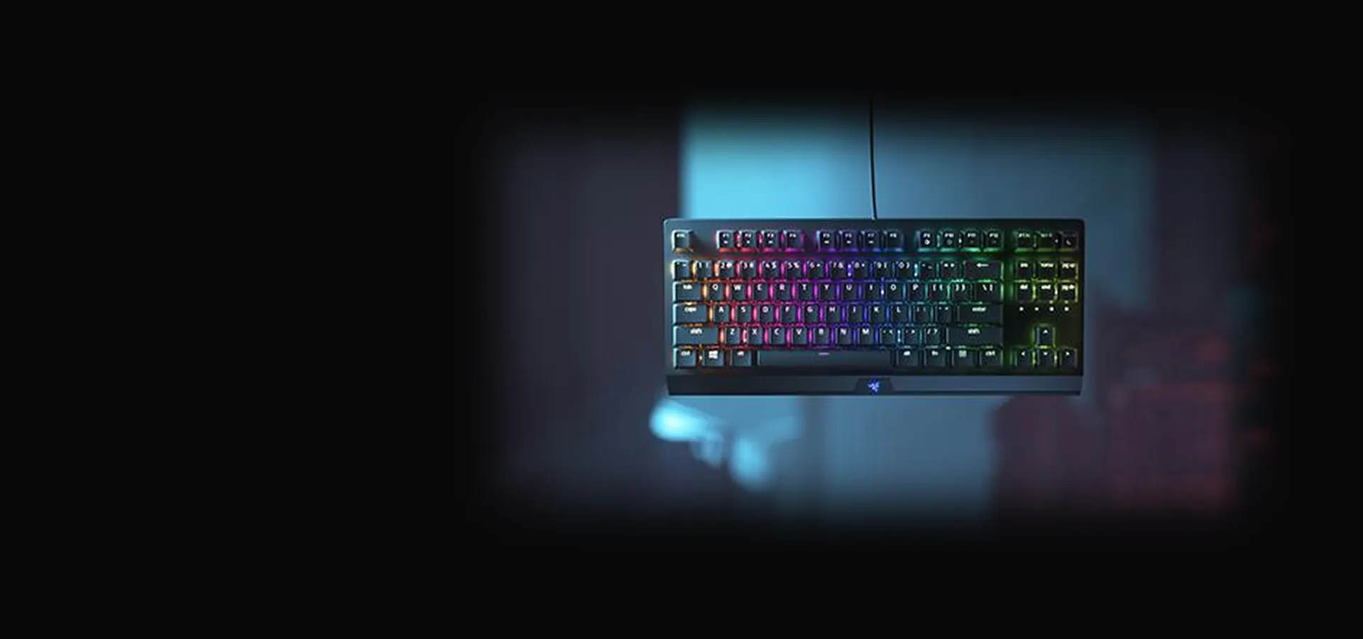 Teclado Razer BlackWidow V3 Tenkeyless con iluminación Chroma sobre un fondo azul