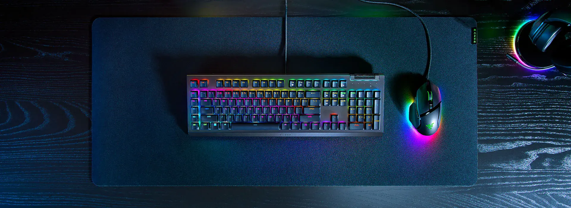 Teclado Razer BlackWidow V4 X con iluminación Chroma RGB sobre un escritorio, junto a un mouse