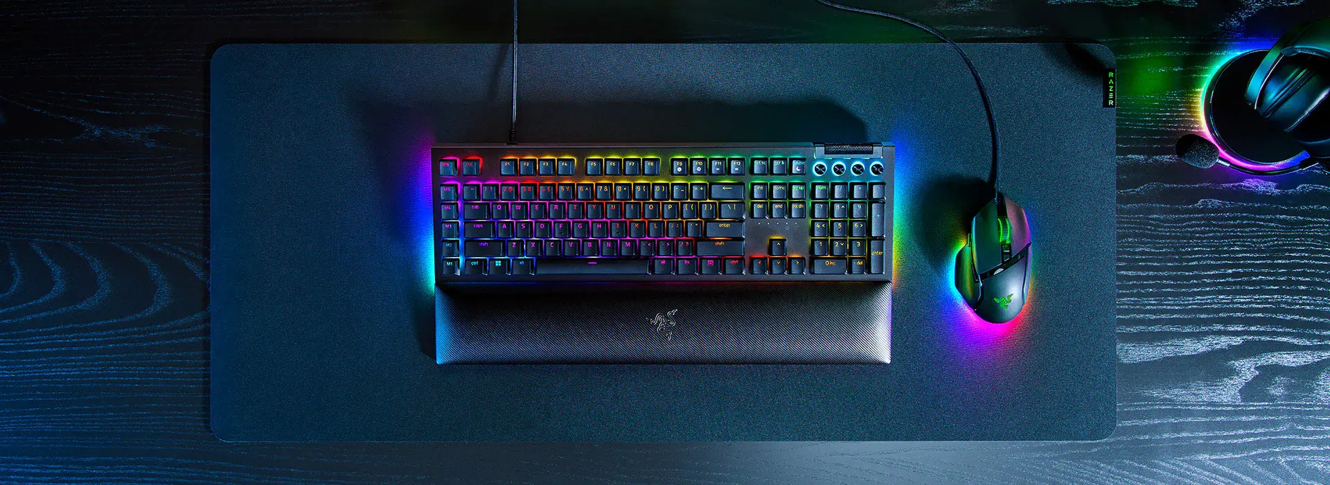 Teclado Razer BlackWidow V4 con iluminación Chroma RGB sobre un escritorio, junto a un mouse