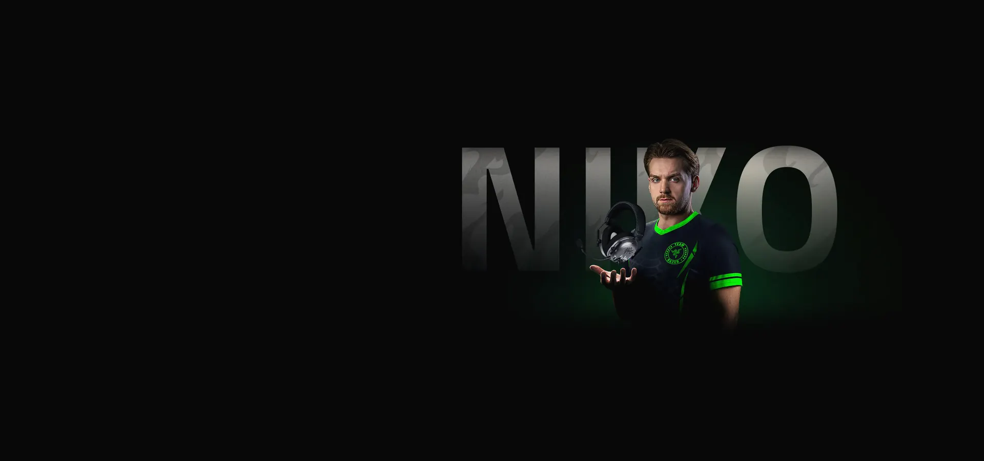 NiKo sosteniendo los auriculares Razer BlackShark V3 Pro NiKo Edition