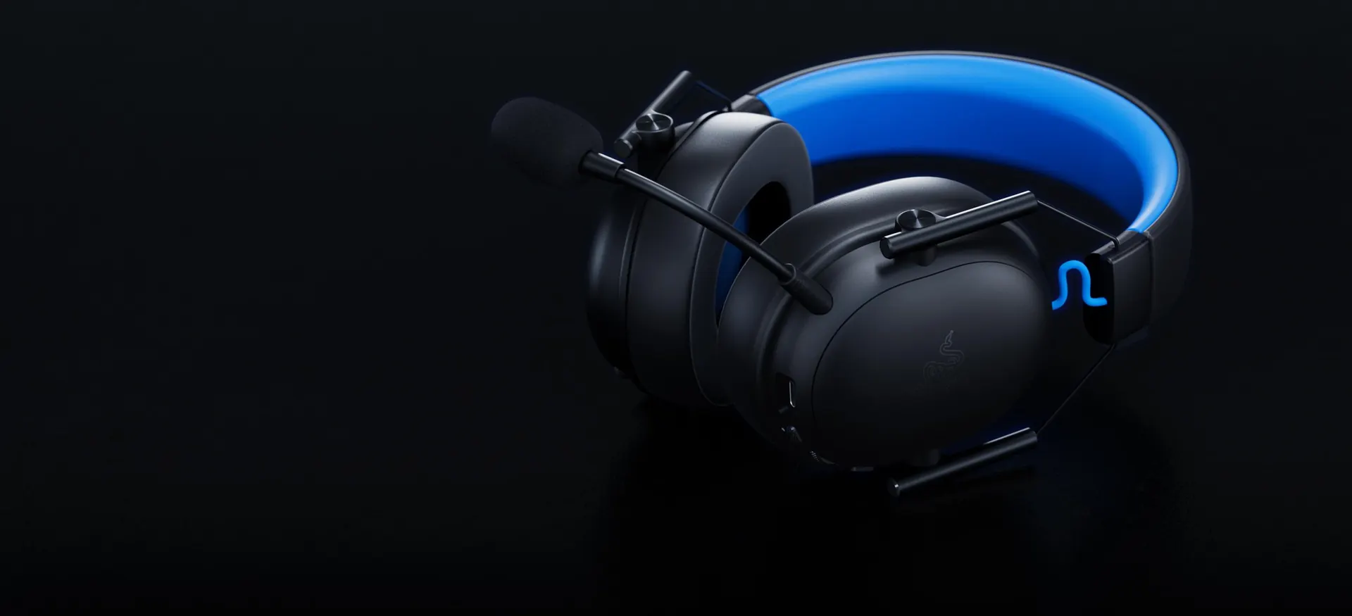 Auriculares Razer BlackShark V3 X HyperSpeed para PlayStation sobre fondo oscuro