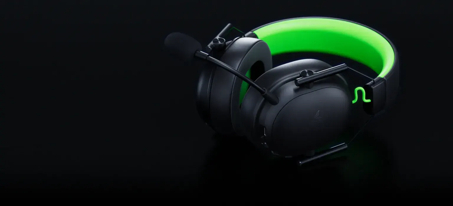 Auriculares Razer BlackShark V3 X HyperSpeed para Xbox sobre fondo oscuro
