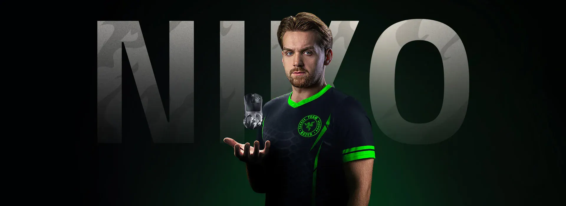NiKo sosteniendo el mouse Razer DeathAdder V4 Pro NiKo Edition sobre un fondo verde