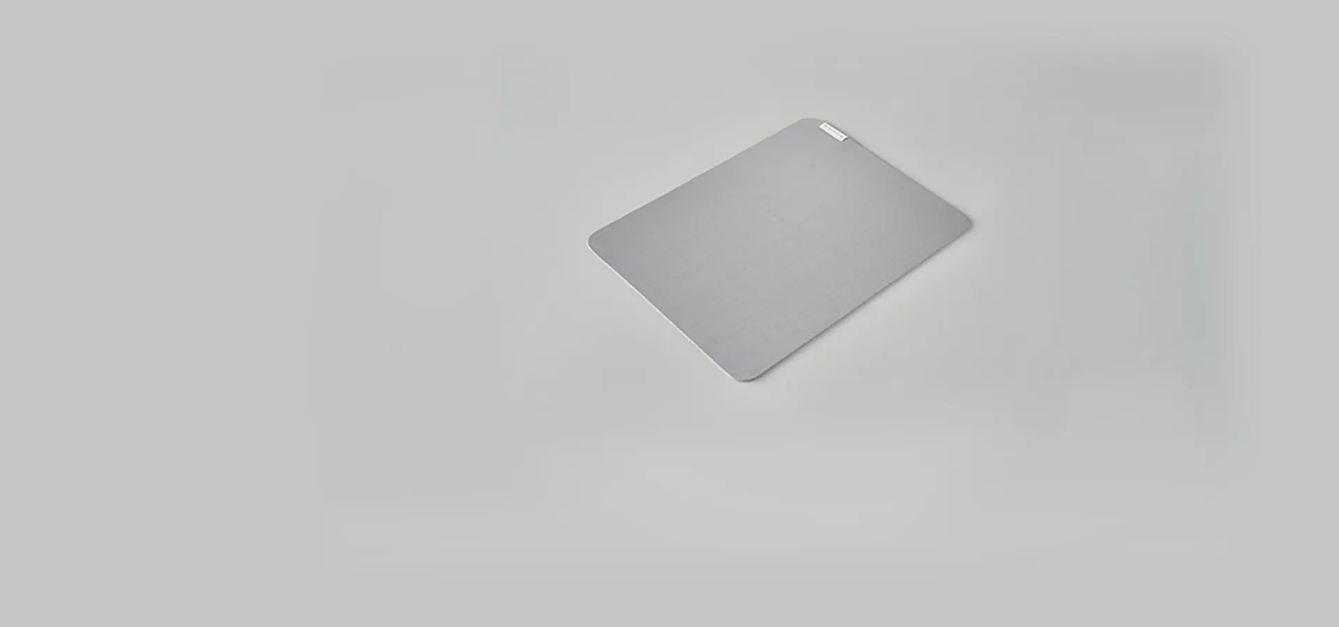 Alfombrilla blanda Razer Pro Glide sobre fondo gris