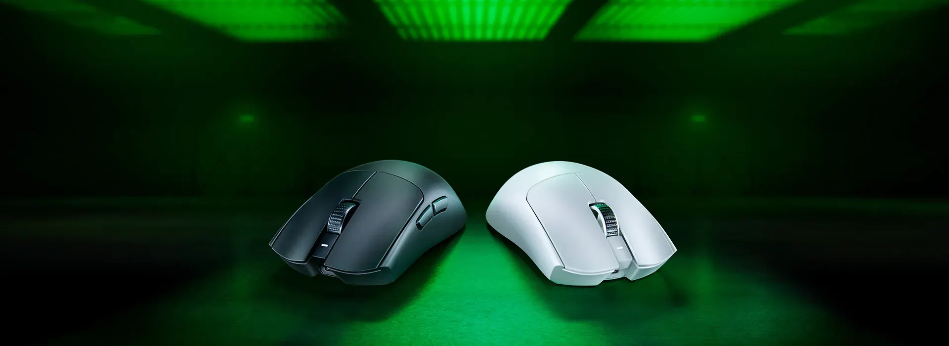 Mouse Razer Viper V3 Pro, versiones negra y blanca, sobre un fondo verde