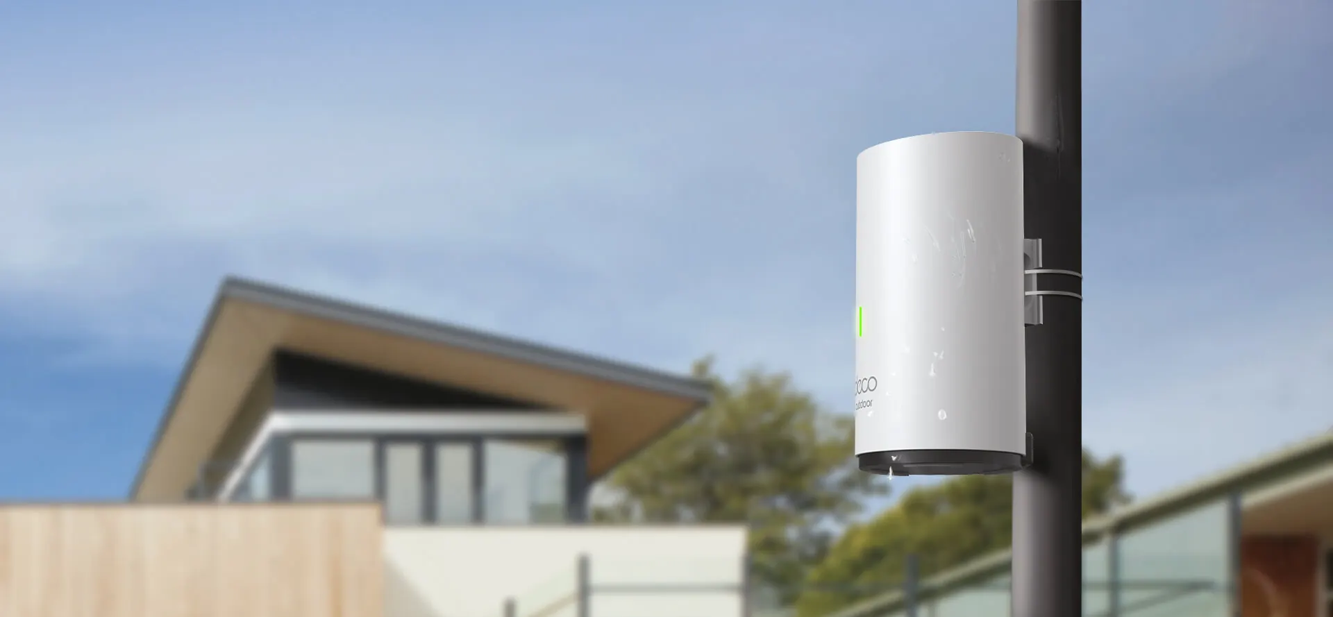 Sistema Wi-Fi 6 mesh TP-Link Deco X50-Outdoor AX3000 montado en un poste