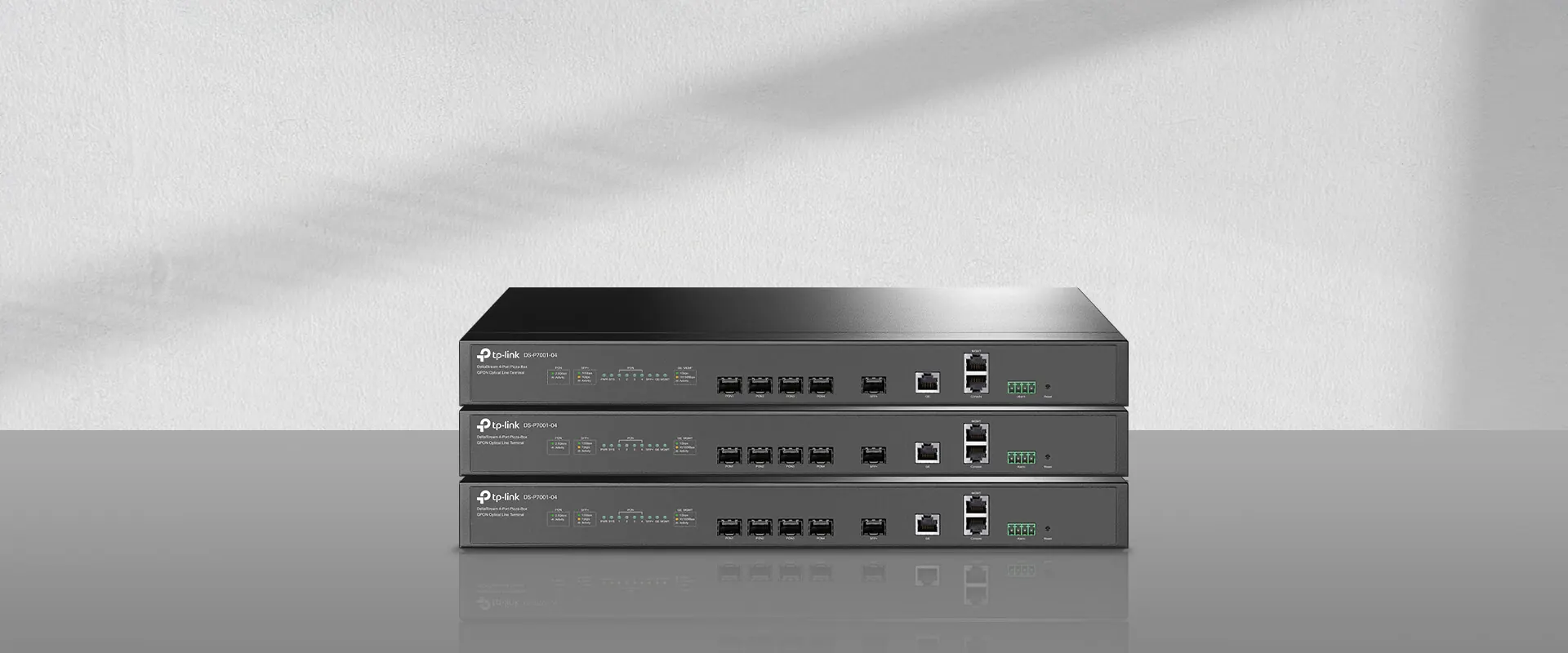 OLT GPON TP-Link DeltaStream DS-P7001-04 de 4 puertos, tres equipos apilados