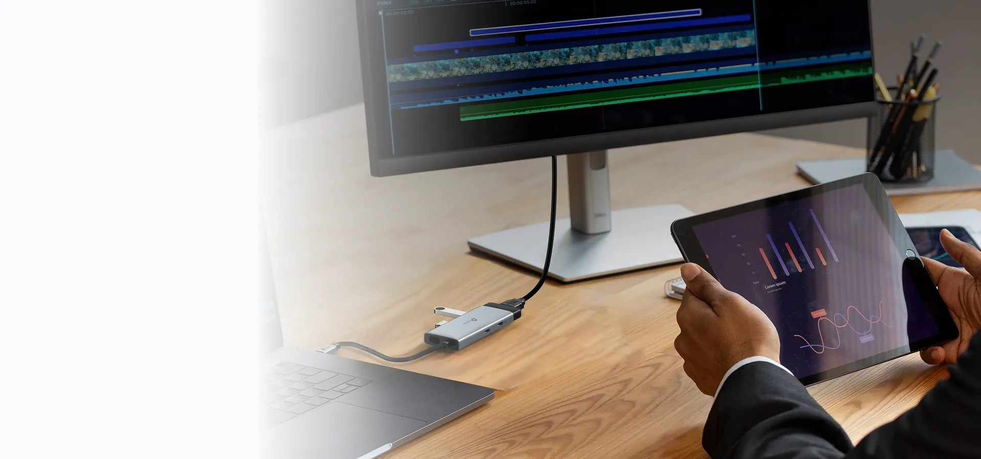 Hub USB-C 5 en 1 TP-Link UH5020C conectado a una notebook y un monitor