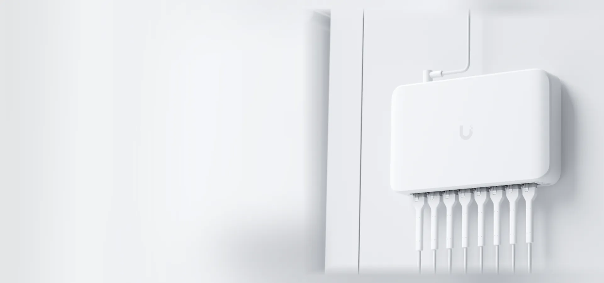 Colgado de la pared, con los cables ordenados