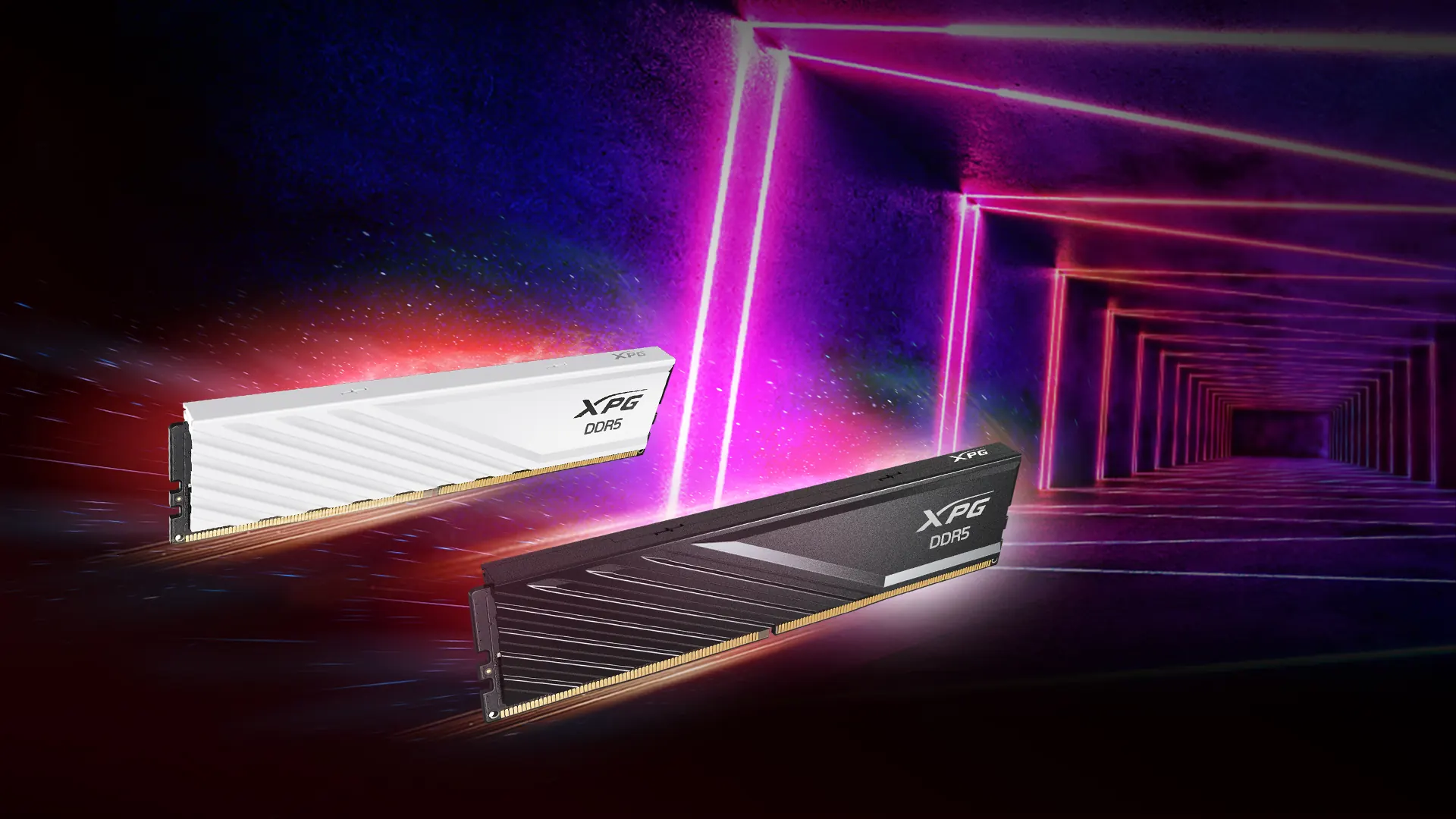 Módulos de memoria XPG Lancer Blade DDR5, uno blanco y otro negro, sobre un túnel de luces violetas